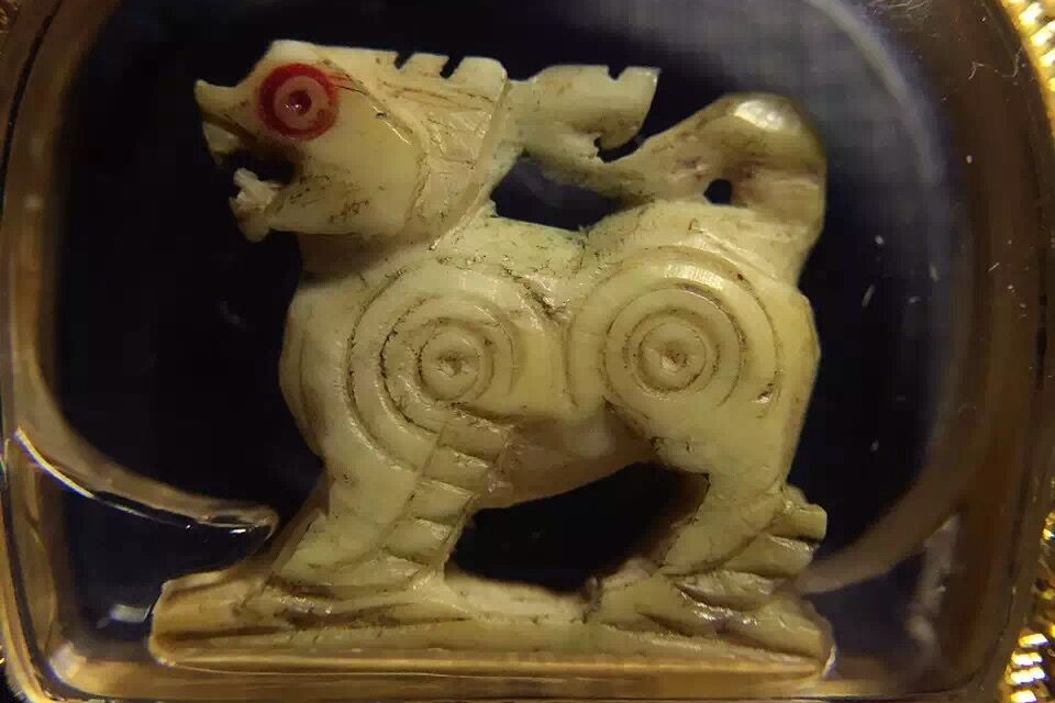 龙婆可牙雕醒狮