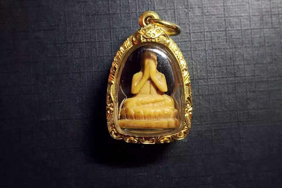 龙婆登牙雕掩面01
