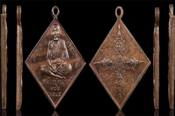 龙婆moon师父的2545年四面自身