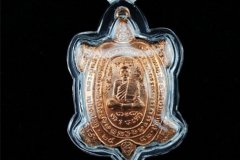 泰国佛牌介绍：龙婆了2536招财龟自身像和龙达玛2549四面佛