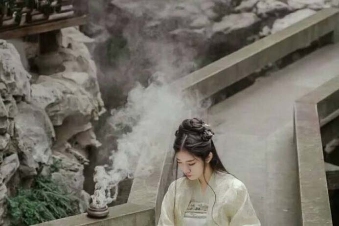 1980狮子座明年运势分析，狮子座们女朋友向你索吻时的样子